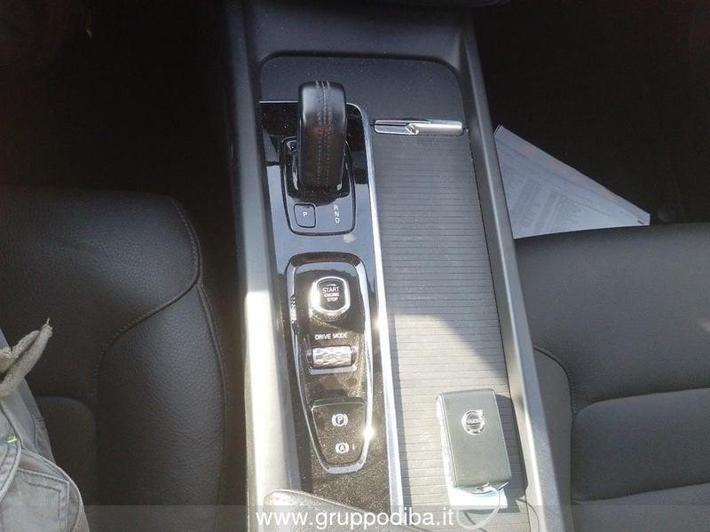 Volvo XC60 II 2018 Diesel 2.0 b4 Momentum Pro awd auto