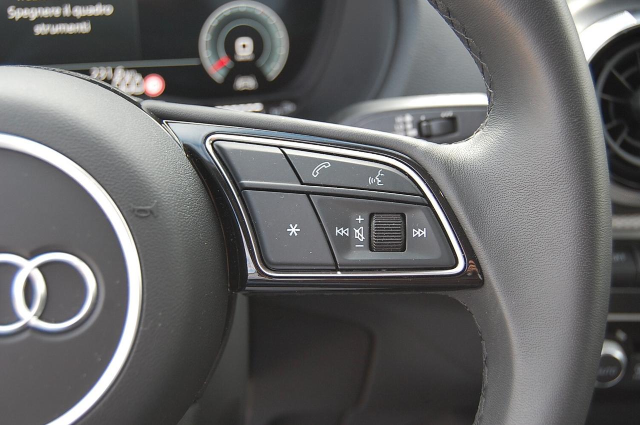 Audi Q2 35 TDI S tronic Identity Black