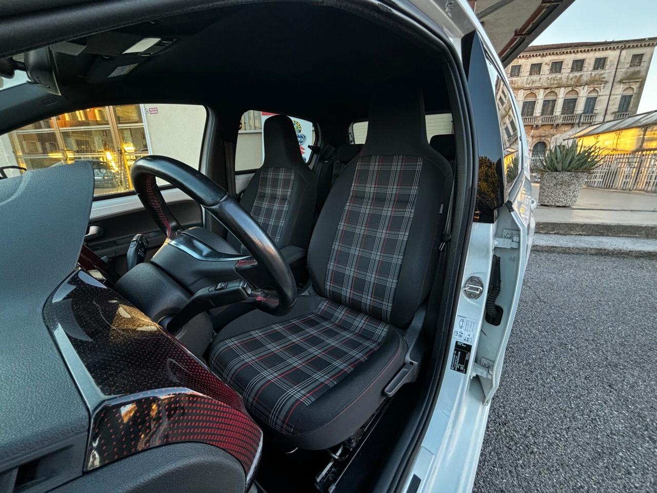 Volkswagen up! 1.0 TSI GTI BlueMotion Technology