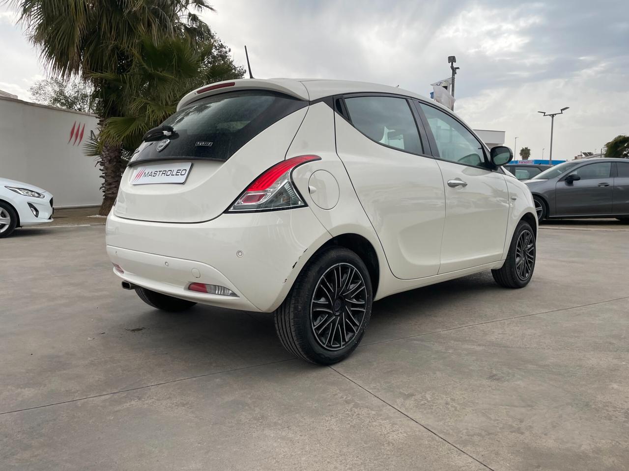 Lancia Ypsilon 1.0 FireFly 5 porte S&S Hybrid Silver