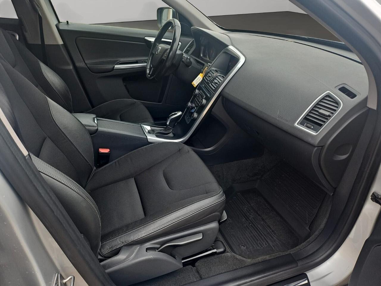 Volvo XC 60 D3 FWD 150CV Momentum AUTO NAVI