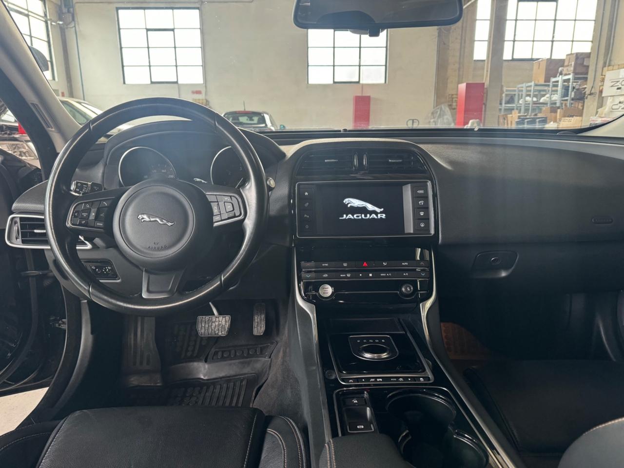 Jaguar XE 2.0 D 180 CV AWD aut. Pure