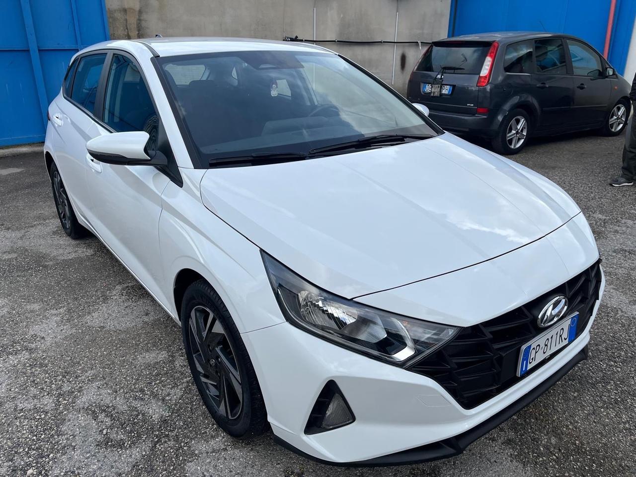 Hyundai i20-1.2 benz-full-2023