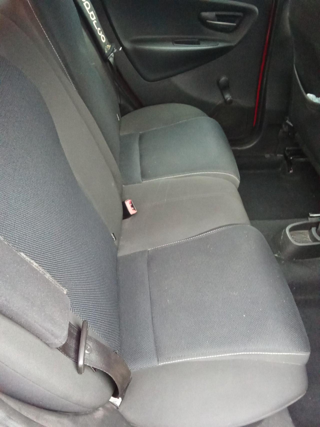 Lancia Ypsilon 1300 multijet rossa e nera