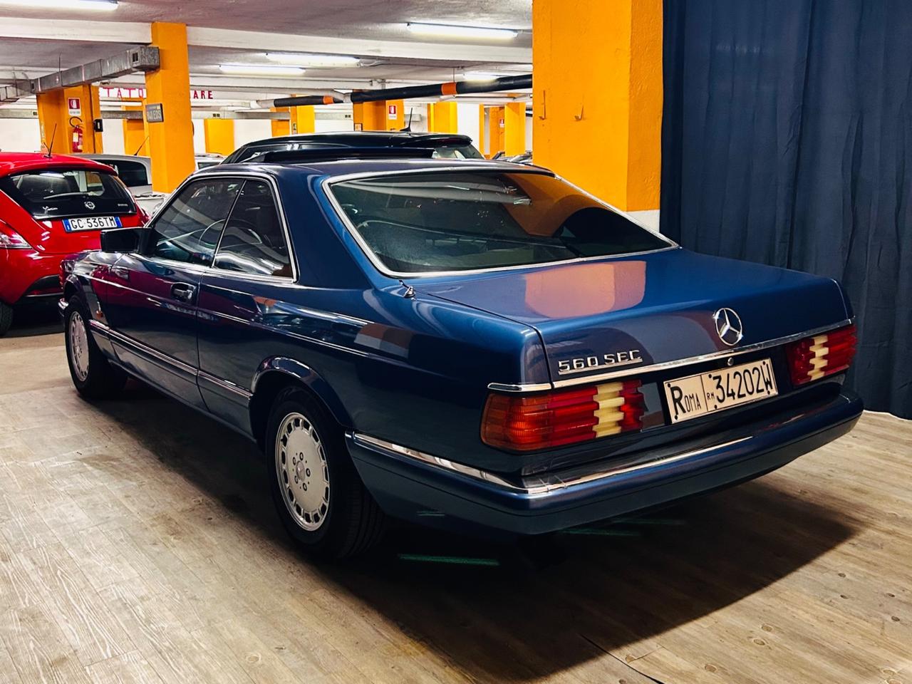 MERCEDES 560 SEC COUPÈ CON 165.412 MIGLIA IN CONDIZIONI DA VETRINA