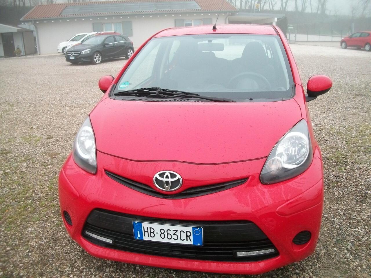 Toyota Aygo 1.0 12V VVT-i 5 porte Lounge CC 998 BENZINA IMMAT 30/06/2012 05 PORTE SI NUOVI PATENTATTI GARANZIA UN ANNO