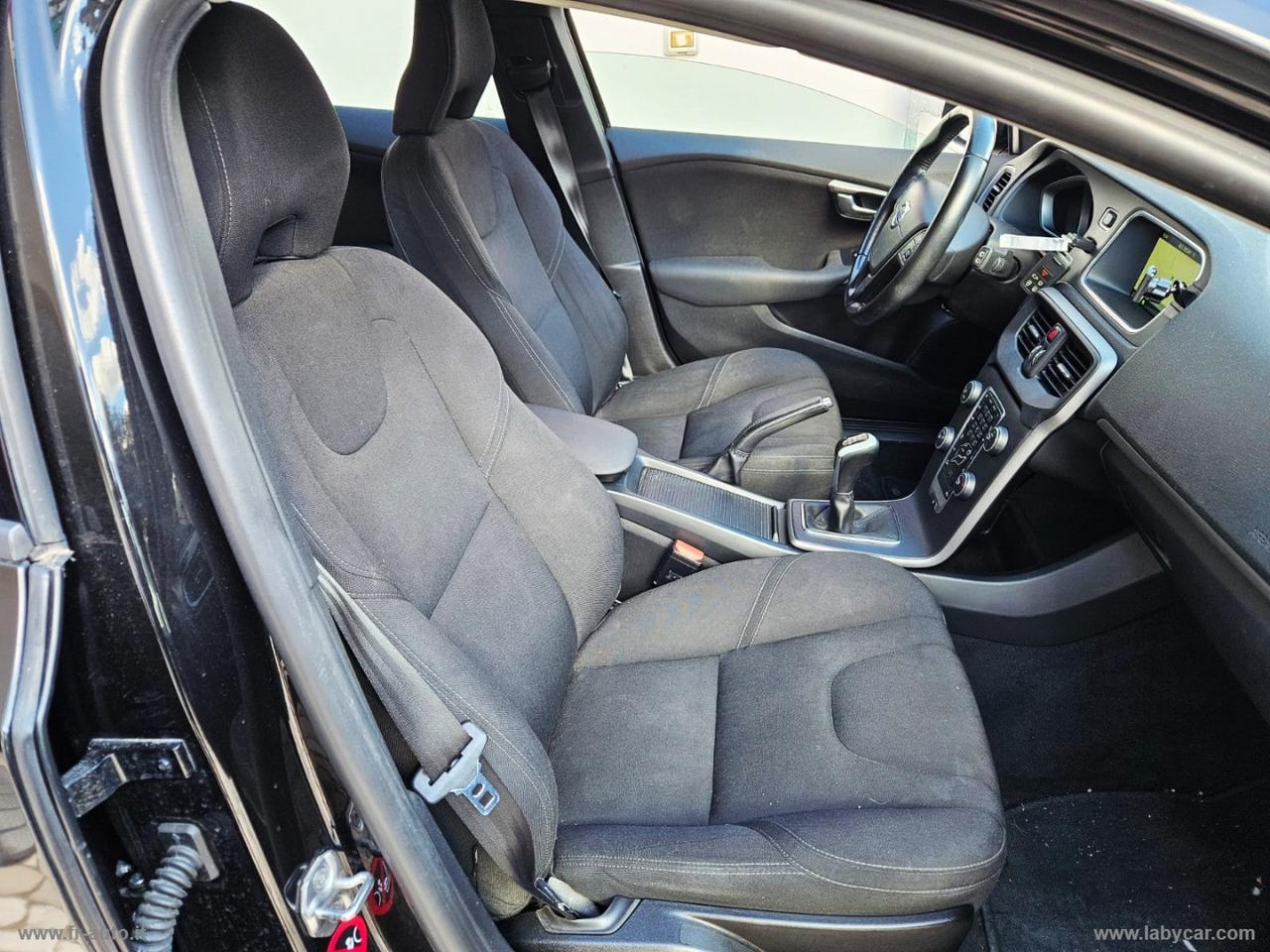 VOLVO V40 D2 R-design Momentum