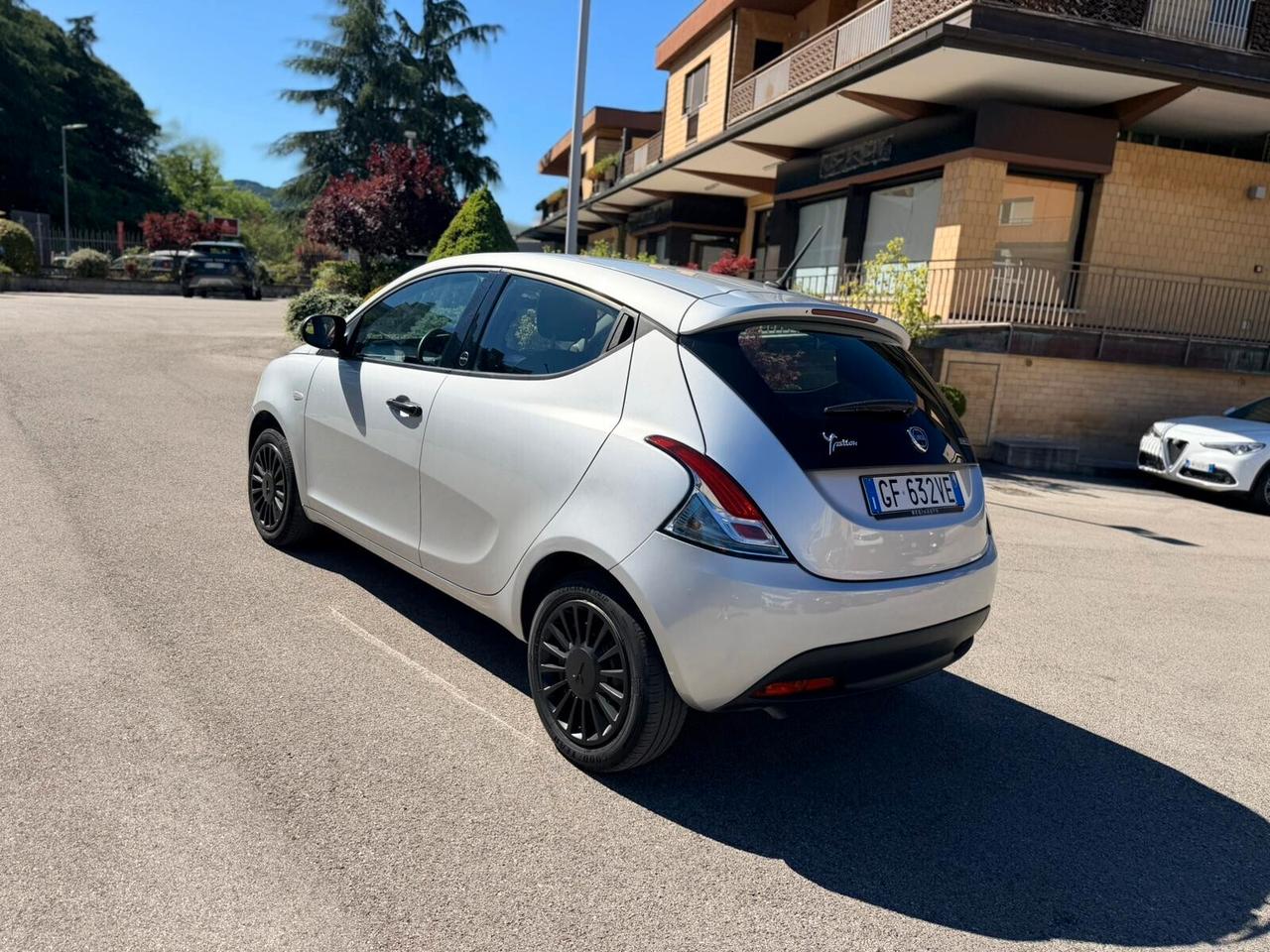 Lancia Ypsilon 1.0 FireFly 5 porte S&S Hybrid Ecochic Silver