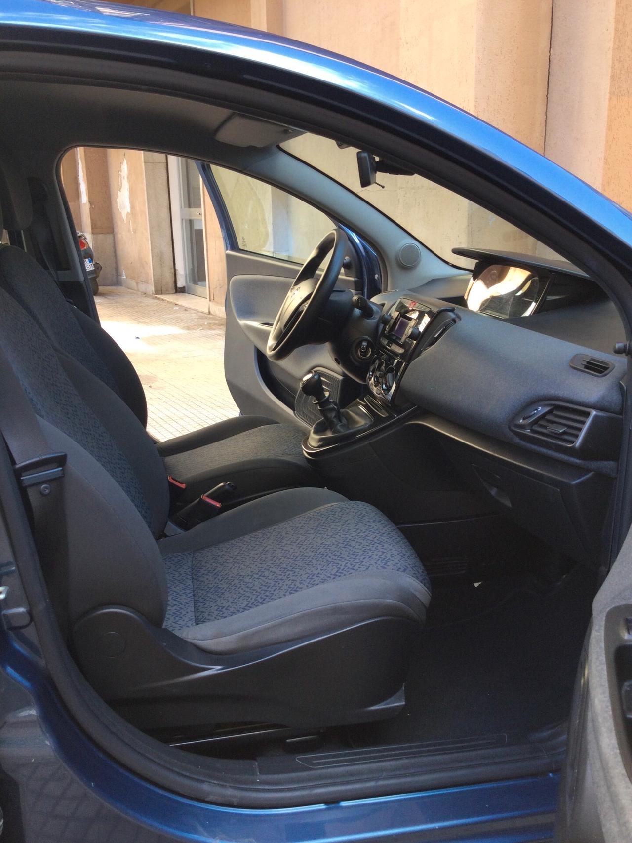 Lancia Ypsilon 1.0 FireFly 5 porte S&S Hybrid Ecochic Silver