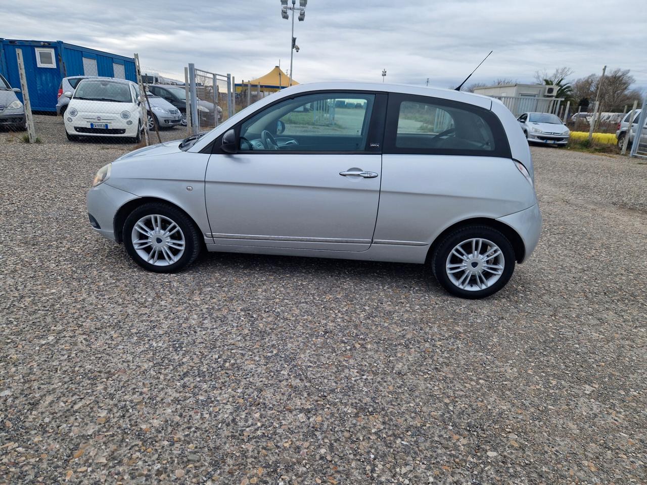 Lancia Ypsilon 1.3 MJT 75 CV Unyca