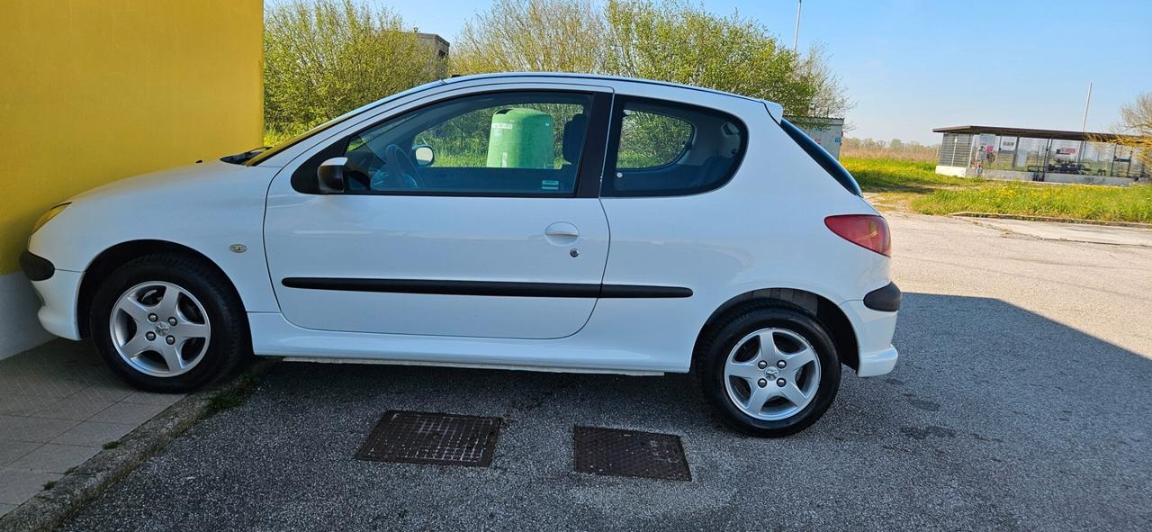 Peugeot 206 1.1 3p. XT