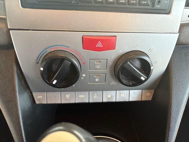 LANCIA Ypsilon 1.3 MJT 75 CV Argento PRIMO PREZZO OK NEOPATENTATI