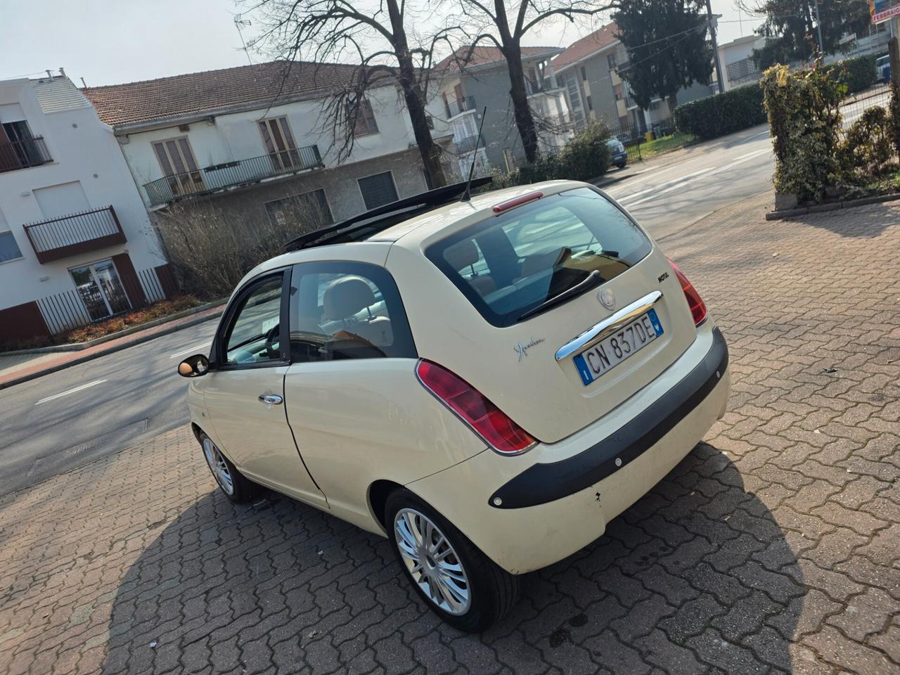 Lancia Ypsilon 1.4 16V Platino