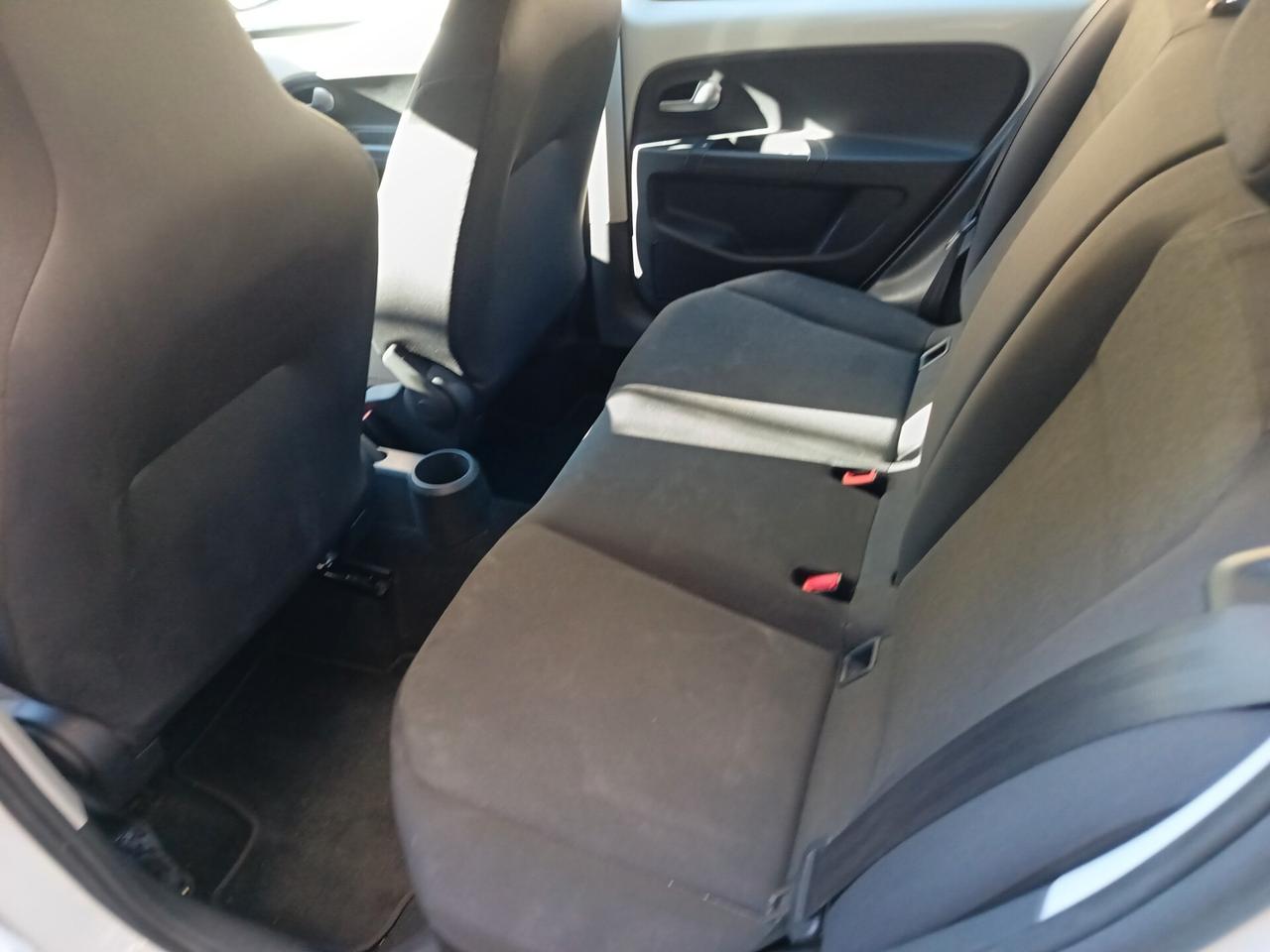 Volkswagen UP! 1.0 5p. move km 42000- ok neopatentati