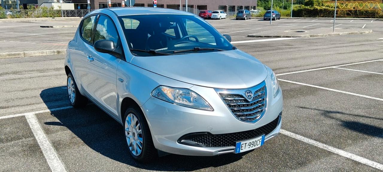 Lancia Ypsilon 0.9 TwinAir 85 CV 5 porte Metano Ecochic Silver