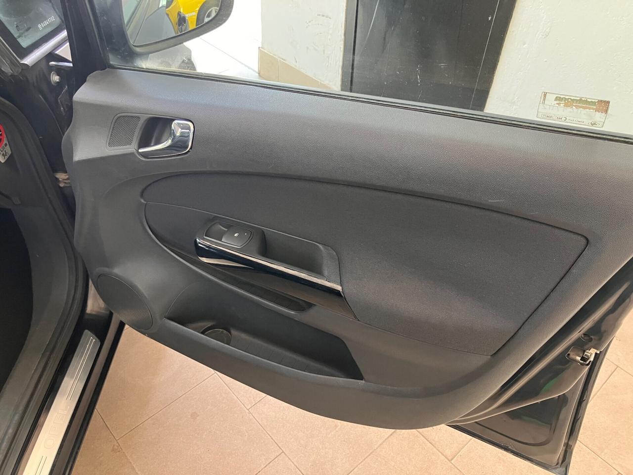 Opel Corsa 1.2 5 porte Cosmo NEOPATENTATI