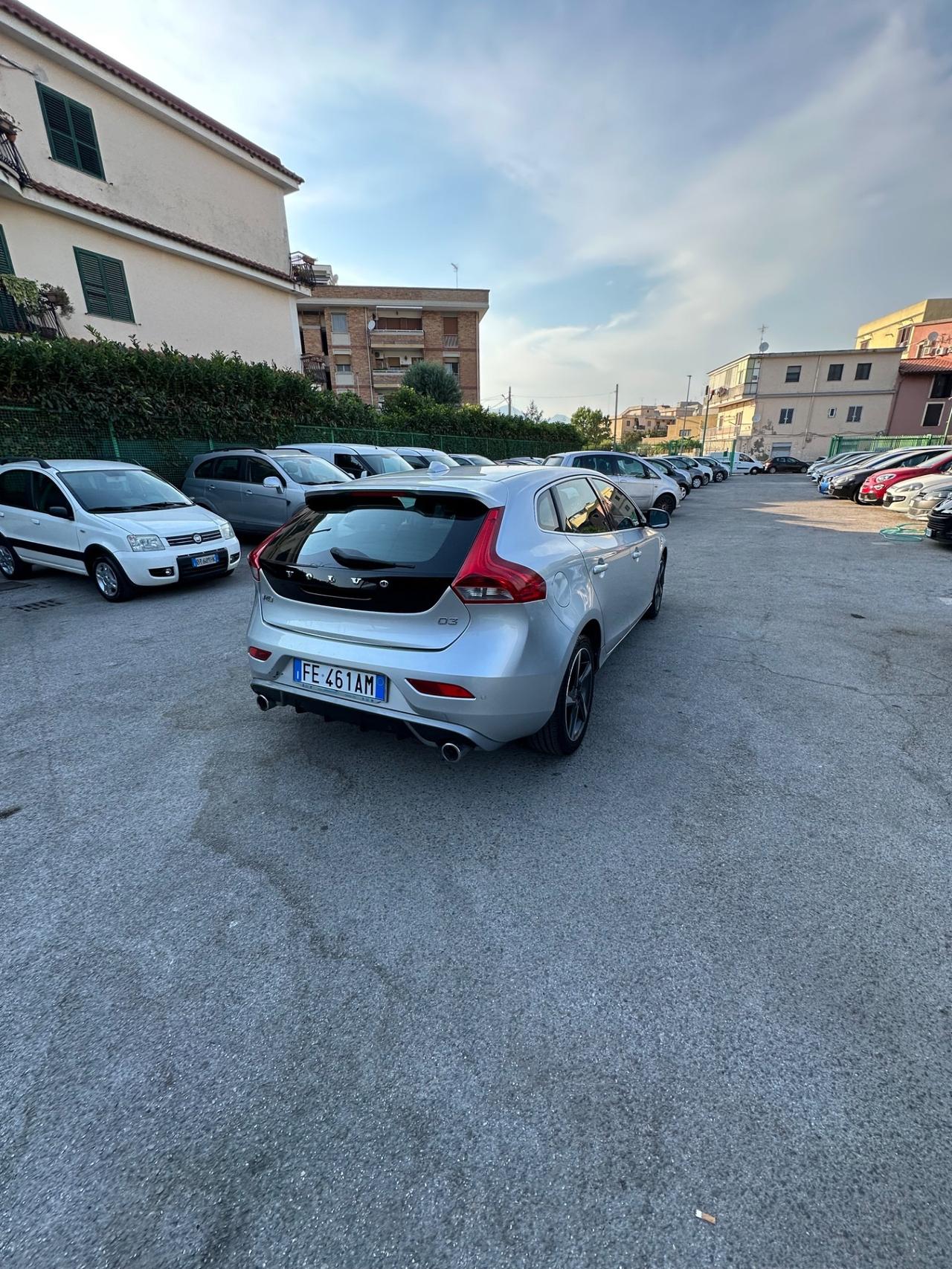 Volvo V40 D4 R-design Momentum