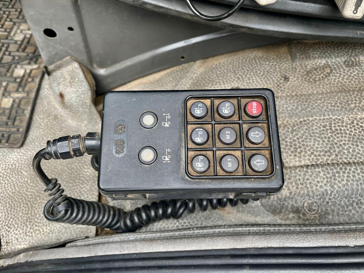 MERCEDES-BENZ 25-34 SK 6X2 LAVASTRADE CON CISTERNA IN ACCIAIO