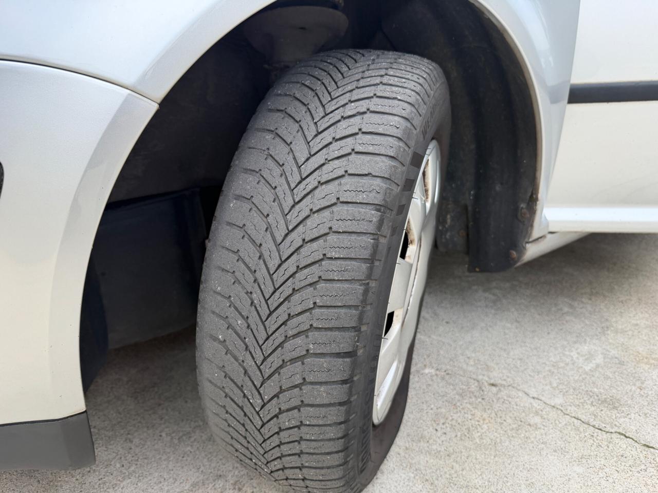 VW GOLF 1.6 BENZINA EURO4 UNI PROP NEOPATENTATI