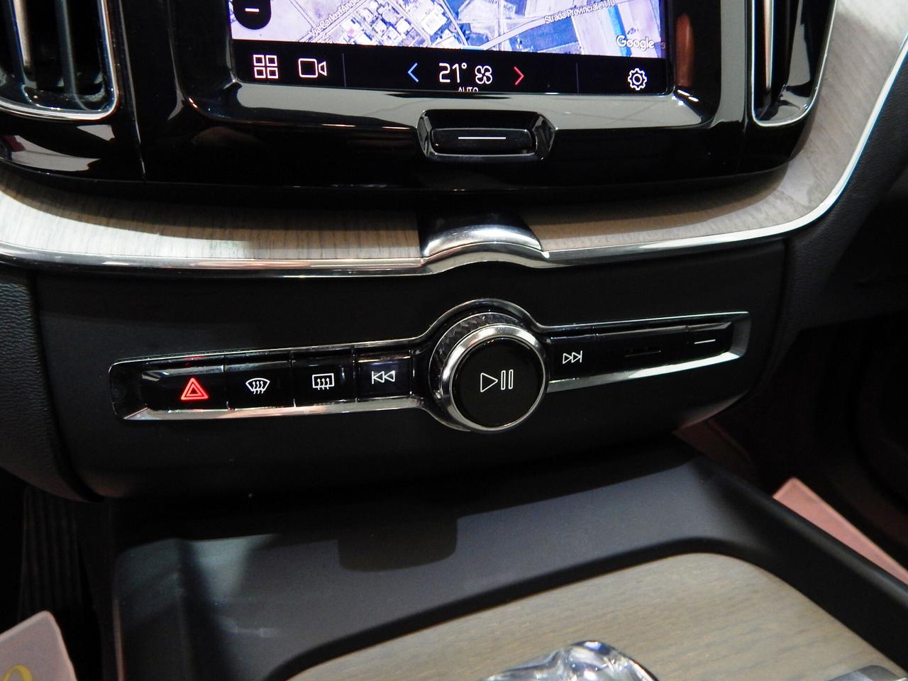 Volvo XC60 2.0 b4 Plus Bright Pro Aut. TETTO-NAVI-PELLE-PARK