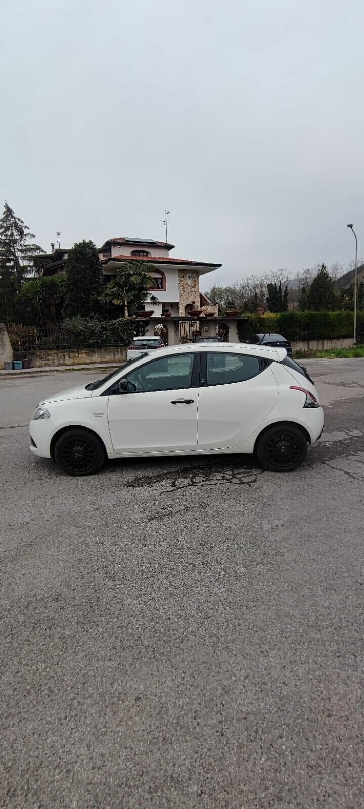 Lancia Ypsilon 1.0 FireFly 5 porte Hybrid neopatentati 12 mesi garanzia