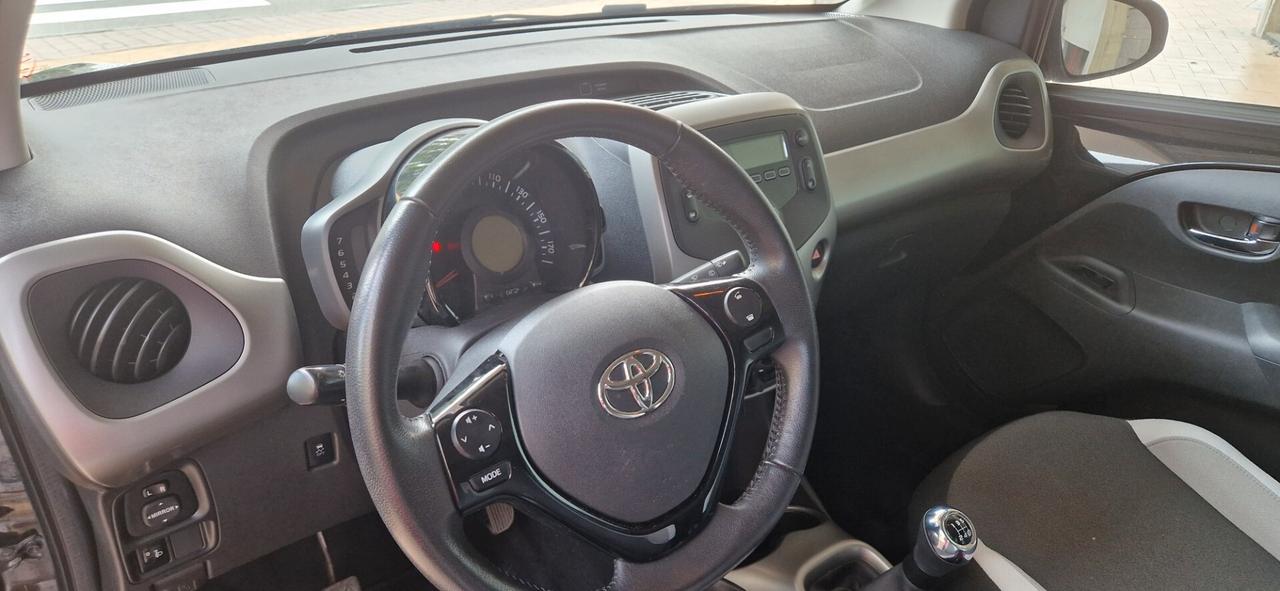 Toyota Aygo 1.0 VVT-i 69 CV 5 porte 21.950 km.