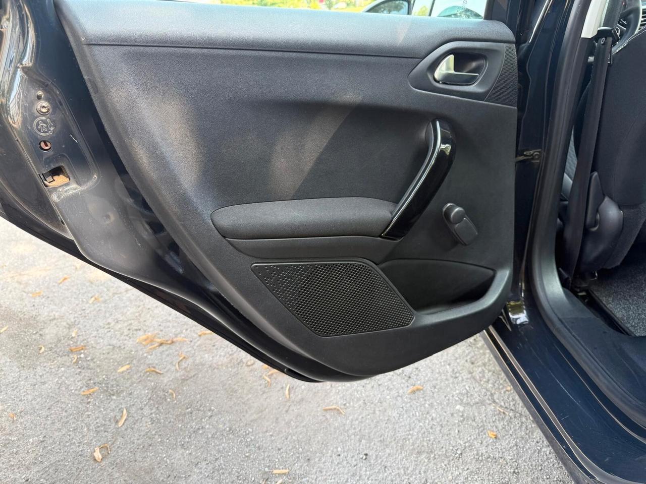 Peugeot 208 PureTech 82 5 porte Allure NEO PATENTATI