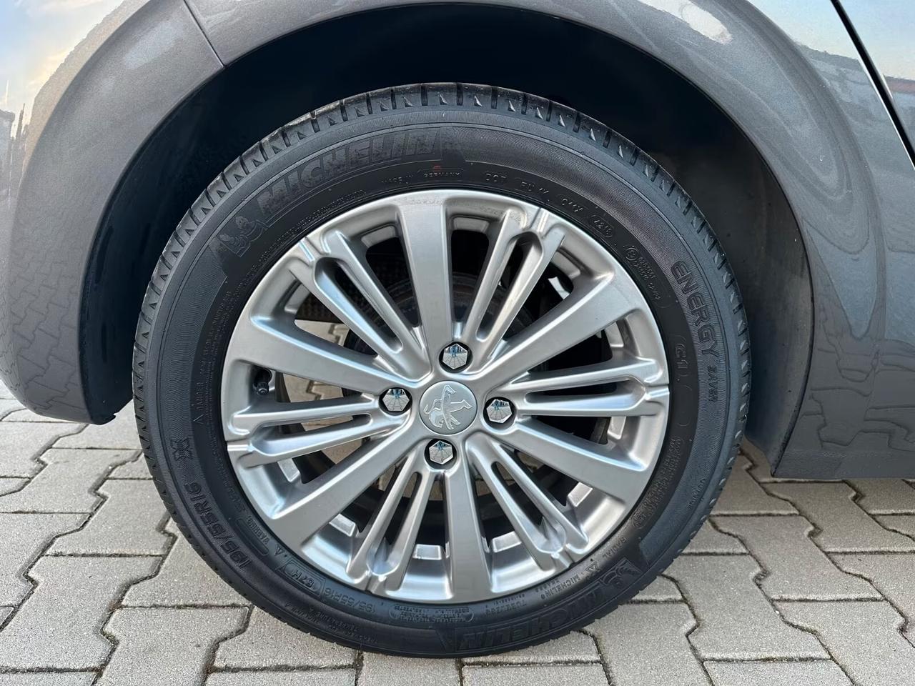 Peugeot 208 PureTech 83 5 porte Style