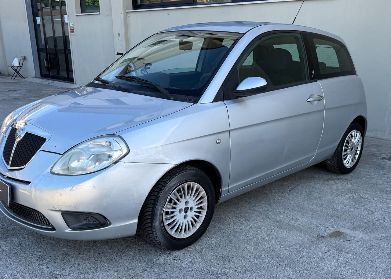 Lancia Ypsilon 1.2 versus
