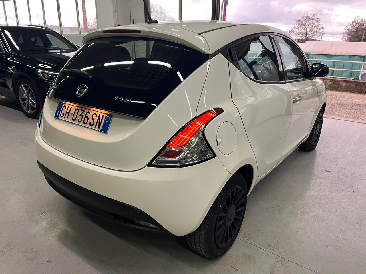 Lancia Ypsilon 1.0 FireFly 5 porte S&S Hybrid Ecochic Silver