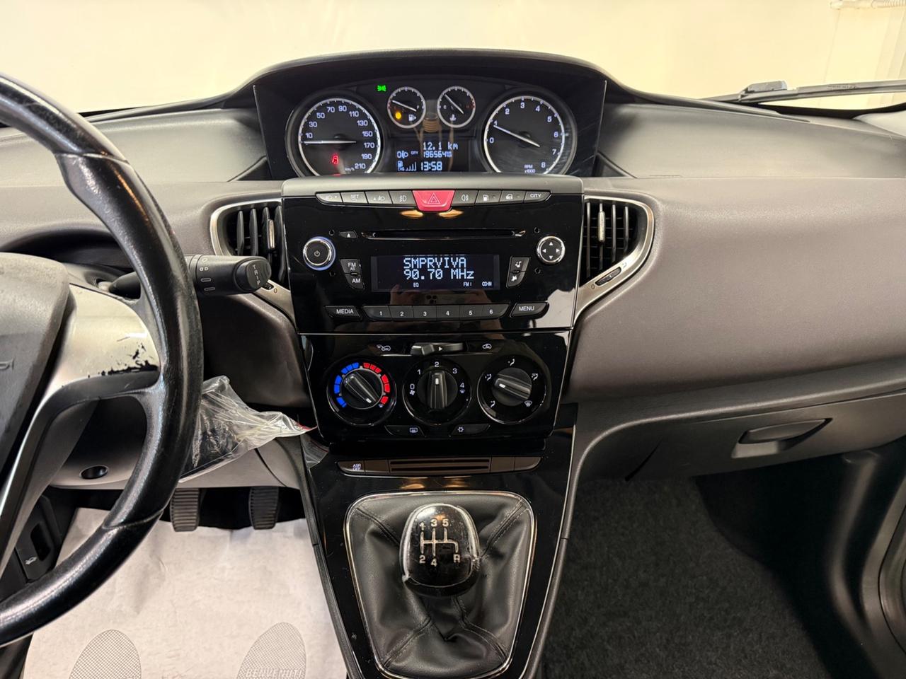 Lancia Ypsilon 0.9 TwinAir 85 CV 5 porte Metano Ecochic Silver