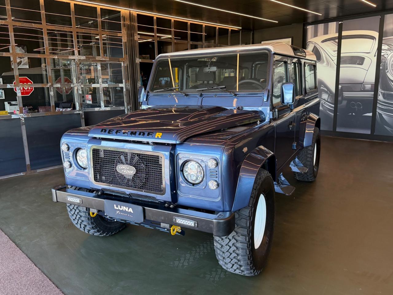 Land Rover Defender 110 2.4 TD4 Station Wagon "The World's Style"