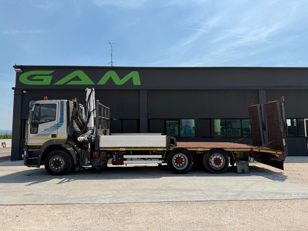 Iveco Eurotech 240E42 cassone fisso con rampe idrauliche e gru