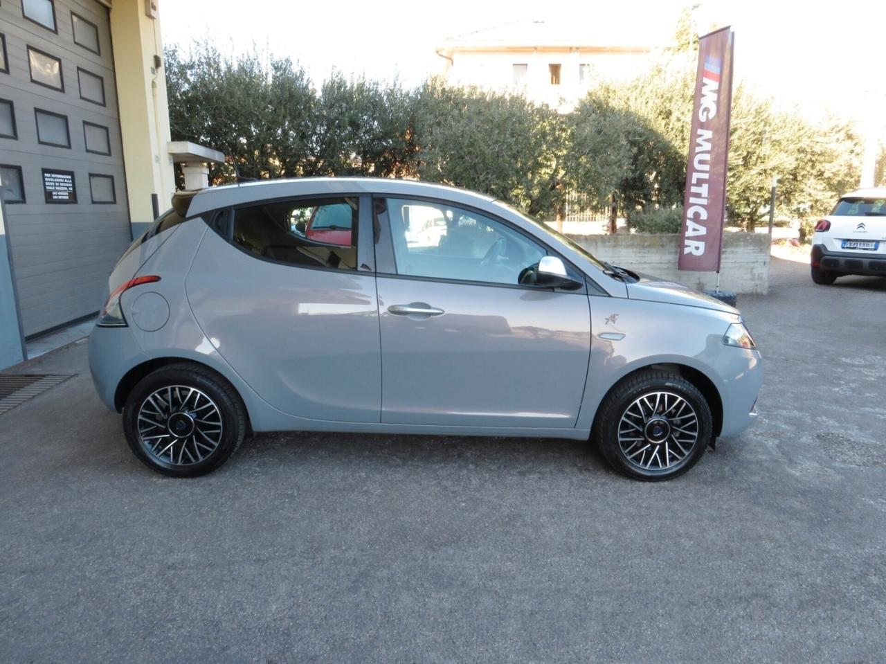 Lancia Ypsilon 1.0 firefly hybrid Alberta Ferretti. cerchi/sensori/android/fendinebbia