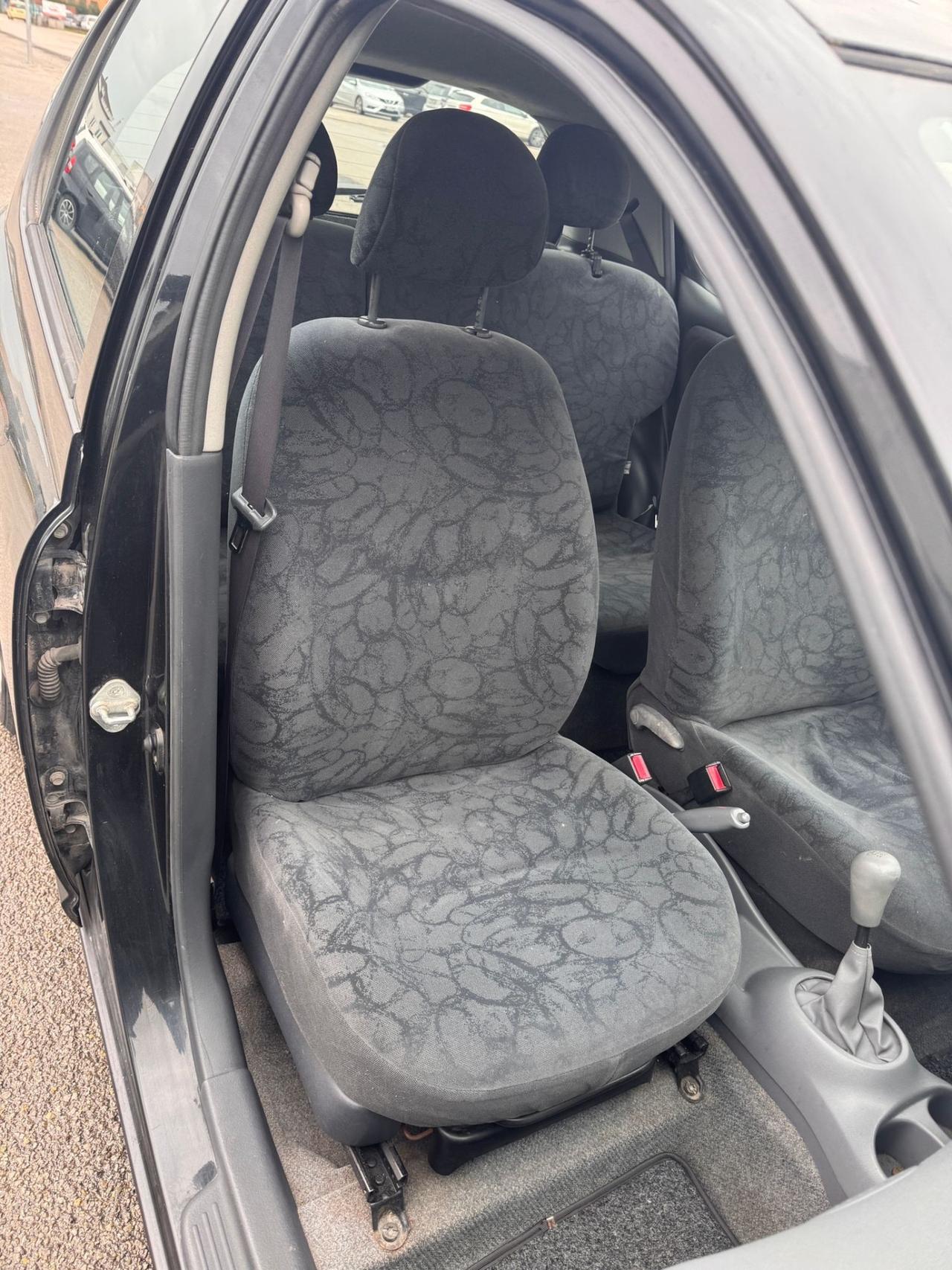 Toyota Yaris 1.0i 16V cat 5 porte Sol