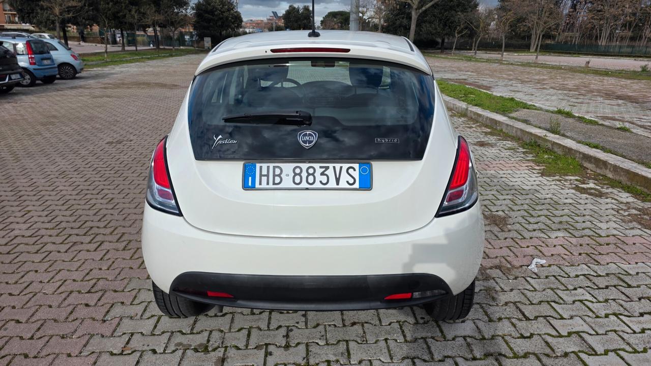 Lancia Ypsilon 1.0 FireFly 5 porte S&S Hybrid Ecochic Silver