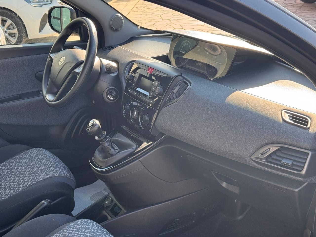 Lancia Ypsilon 1.0 FireFly 5 porte S&S Hybrid Ecochic Silver