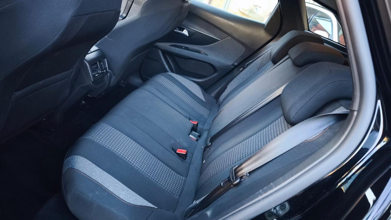 Peugeot 3008 BlueHDi 130 S&S EAT8 Active Pack