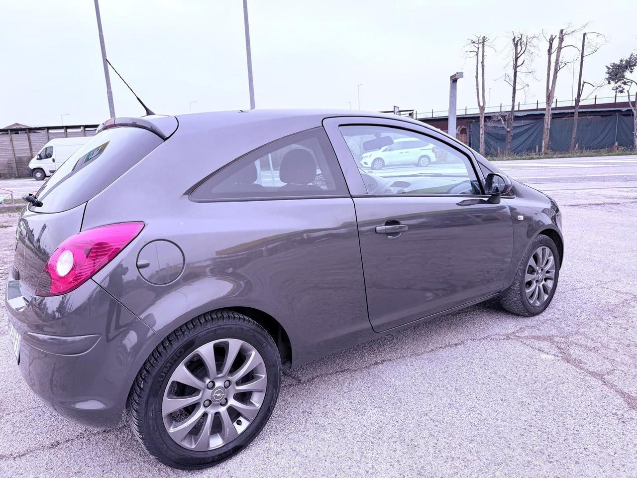 Opel Corsa 1.2 3 porte Club Ok neopatentati