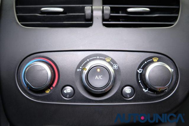 RENAULT Clio 1.2 75 CV 5 PORTE LIFE NEOPATENTATI