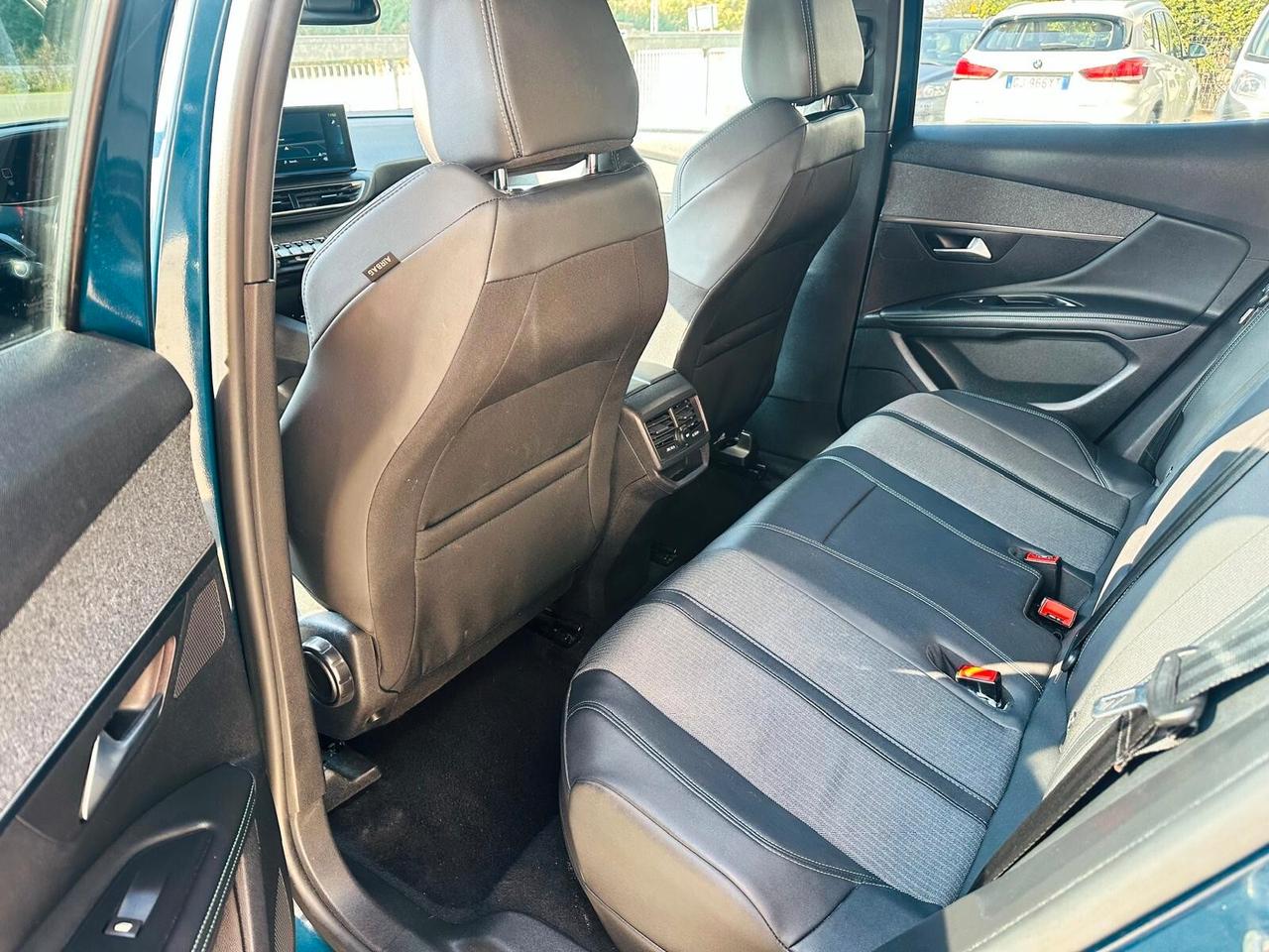 Peugeot 3008 Hybrid4 300 e-EAT8 GT
