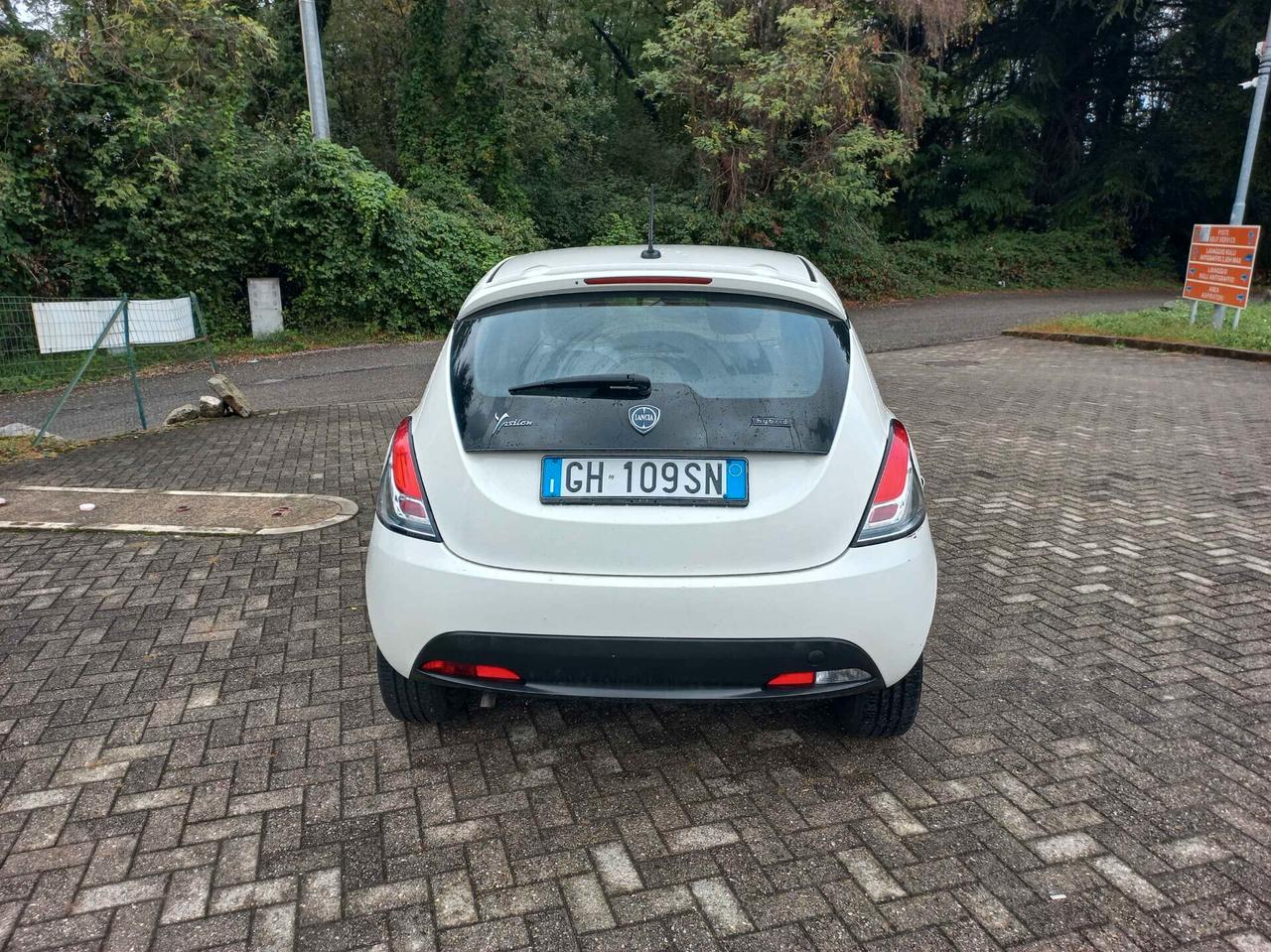 Lancia Ypsilon 1.0 FireFly 5 porte S&S Hybrid Ecochic Silver