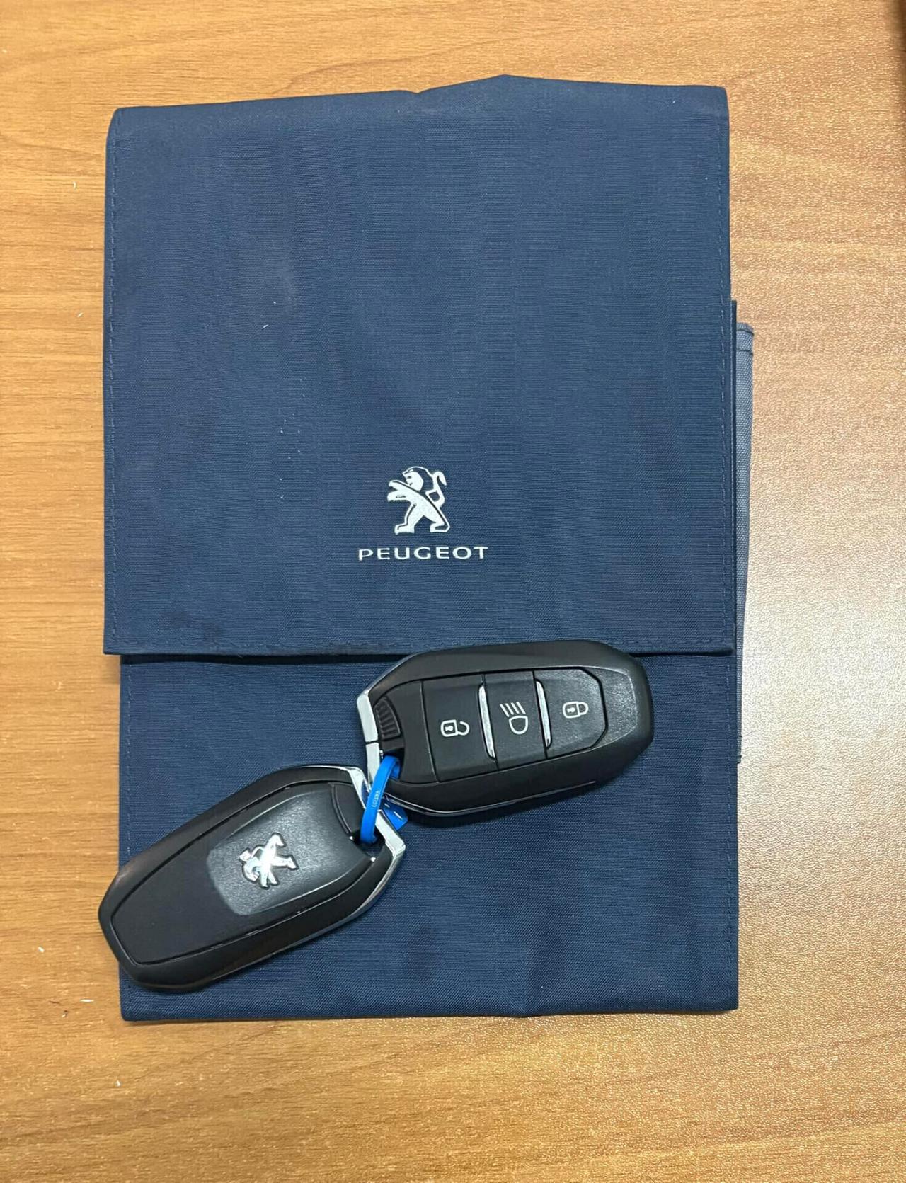 Peugeot 5008 DIESEL EAT8 7 POSTI 12 MESI GARANZIA