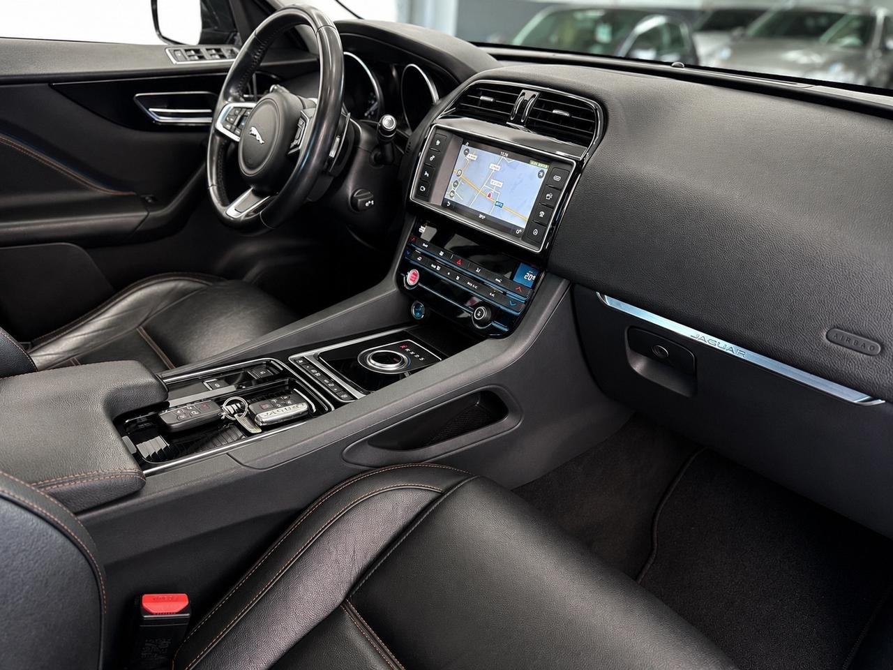Jaguar F-Pace 2.0 D 180 CV AWD TETTO . CATENA NUOVA