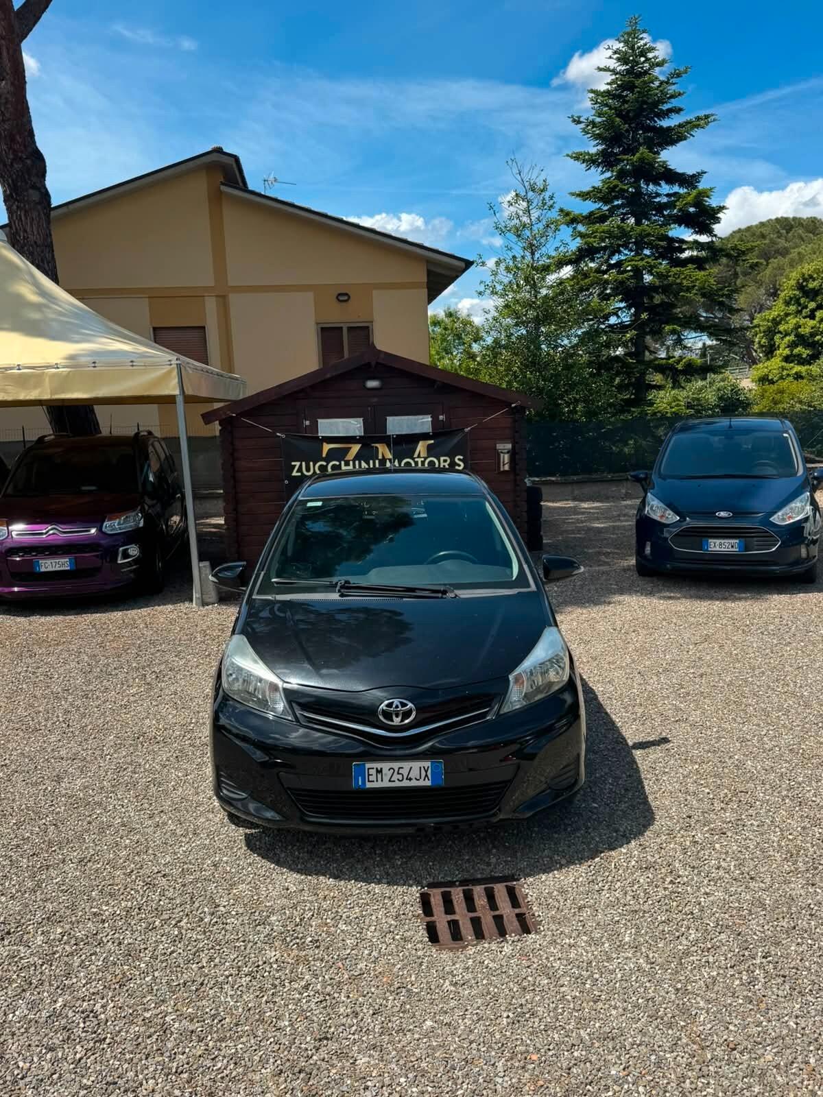 Toyota Yaris 1.3 5 porte Lounge TENUTA MANIACALMENTE !!