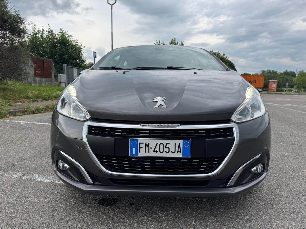 Peugeot 208 tagliandata cinghia nuova Neopatentati