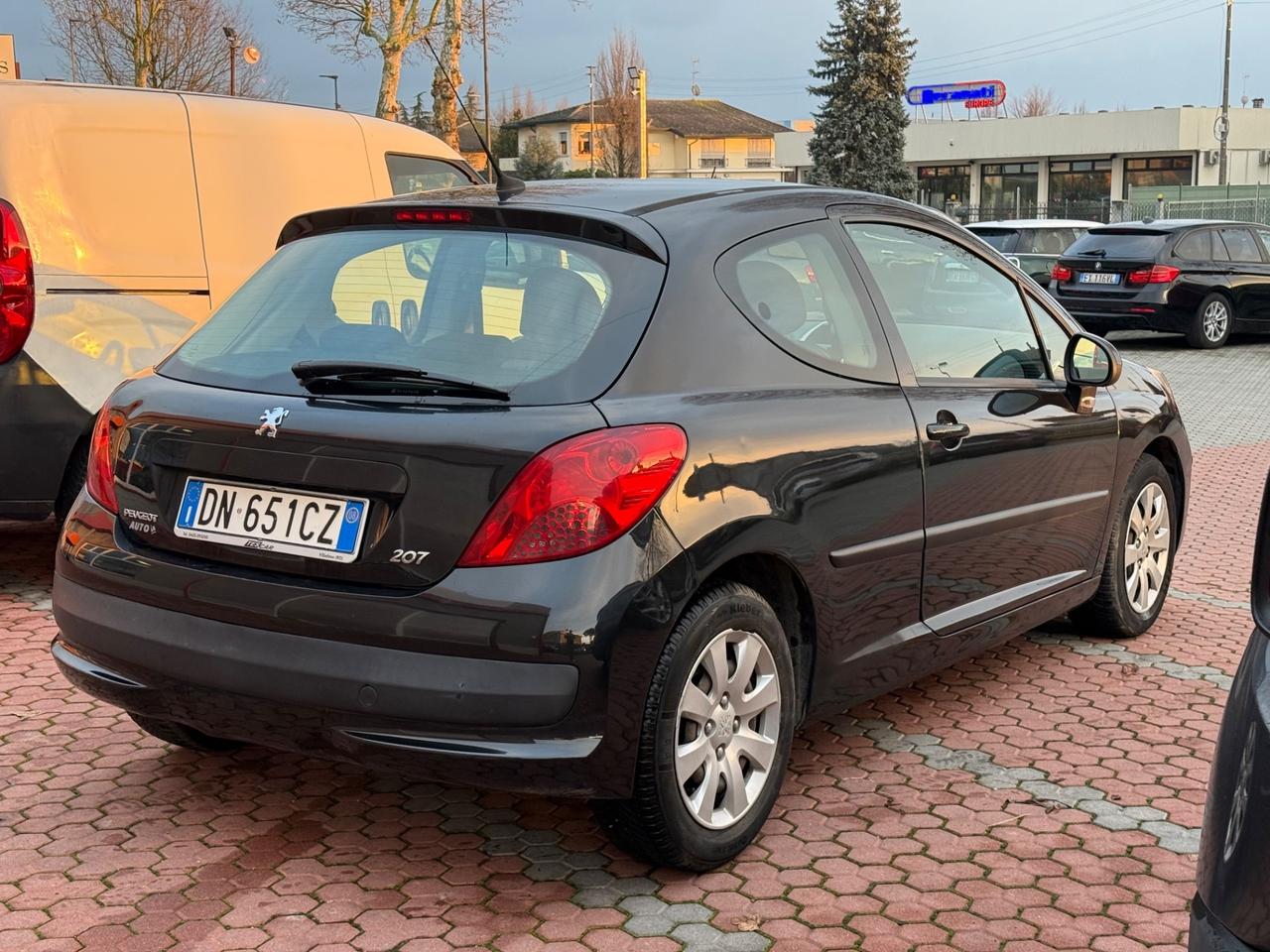 Peugeot 207 1.4 HDi 70CV - NEOPATENTATI
