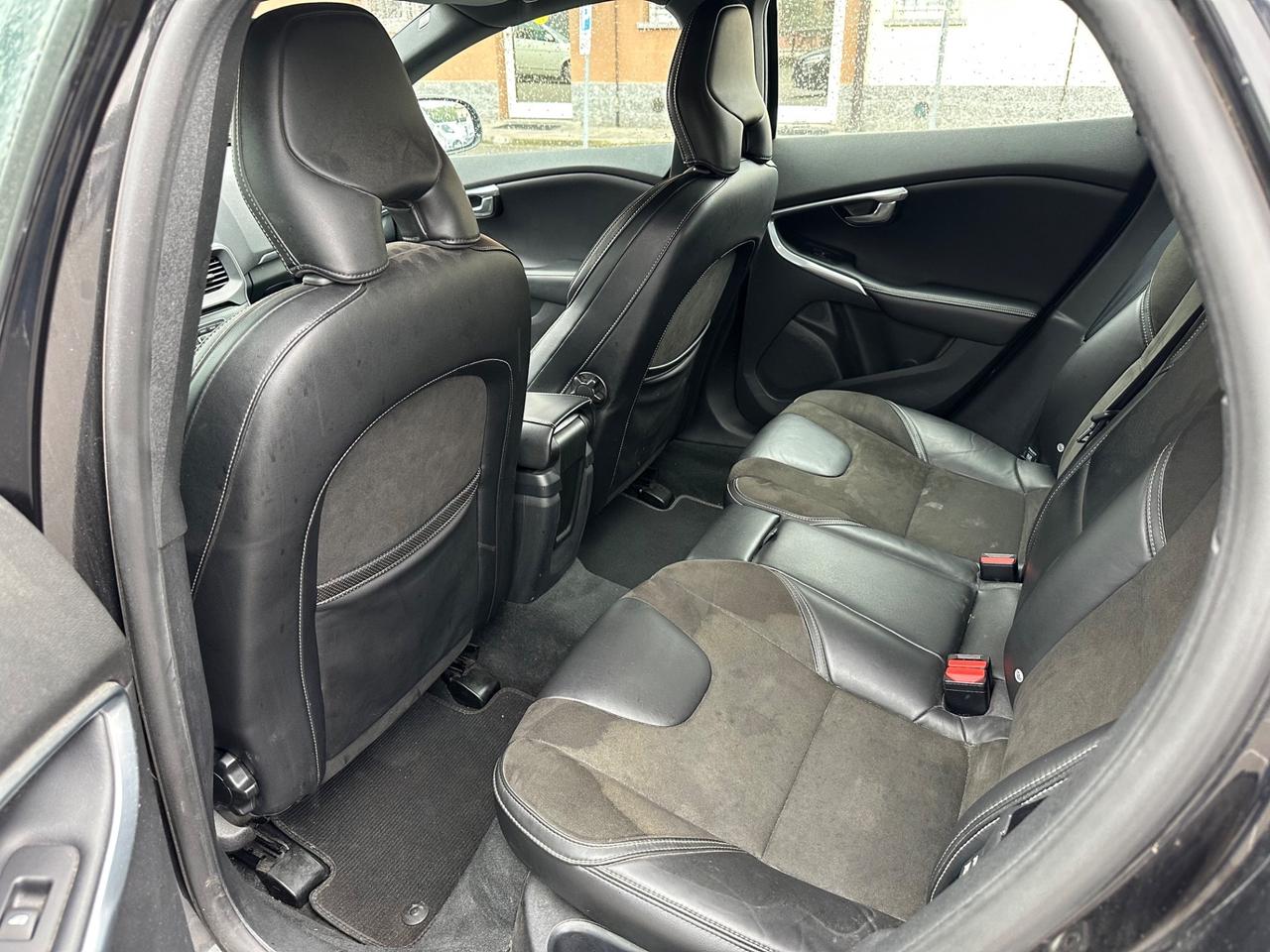 Volvo V40 D2 R-design