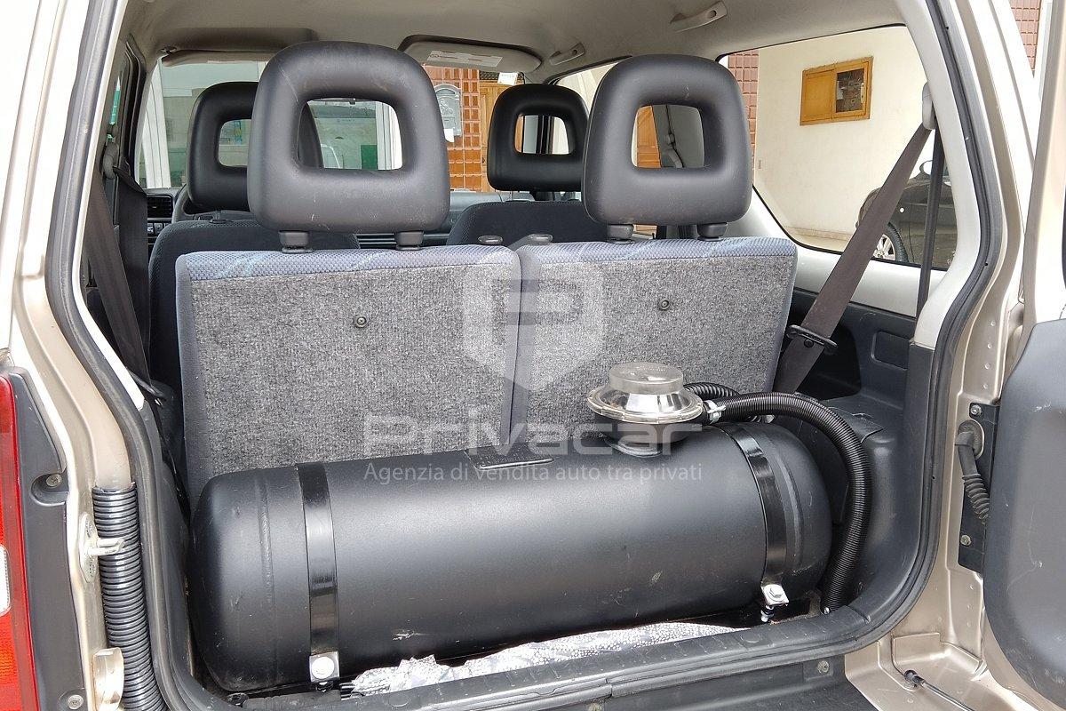 SUZUKI Jimny 1.3i 16V cat 4WD JLX