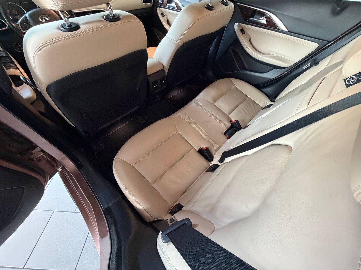 Infiniti Q30 2.2d Premium Tech Gallery White awd 170cv dct
